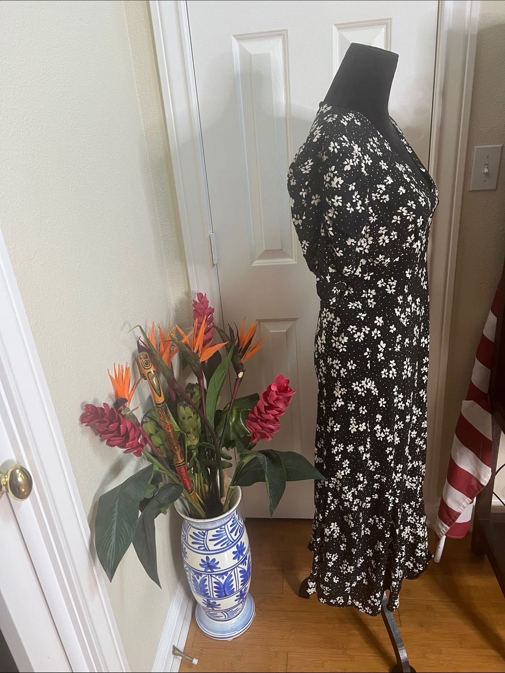 Rails Zariah Black White Floral Midi Dress Puff Sleeve V-Neck Rayon Size Large - Picture 4 of 7